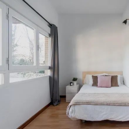 Rent this 4 bed room on Calle del Camino de los Vinateros in 55, 28030 Madrid