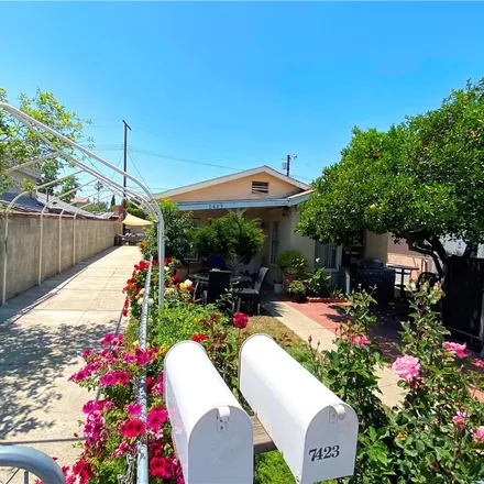 Image 1 - 8450 Clybourn Avenue, Los Angeles, CA 91352, USA - Townhouse for sale