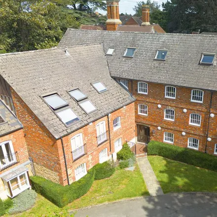 Rent this 1 bed apartment on St Helen's Court in Abingdon, OX14 5BS