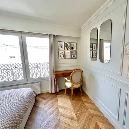 Image 2 - 33 Rue Marguerite de Rochechouart, 75009 Paris, France - Apartment for rent