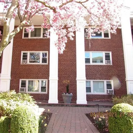 Buy this studio apartment on Woodland Avenue in Village of Larchmont, NY 10538
