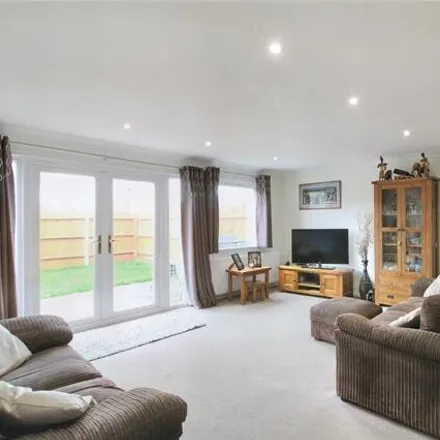 Image 4 - Coombe Court, Thatcham, RG19 4LT, United Kingdom - Townhouse for sale