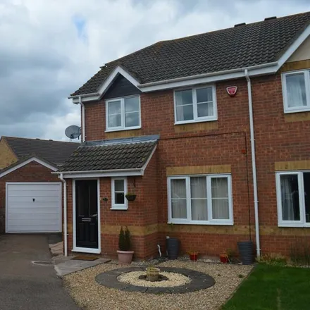 Rent this 3 bed townhouse on Calthorpe Close in Bury St Edmunds, IP32 7LQ