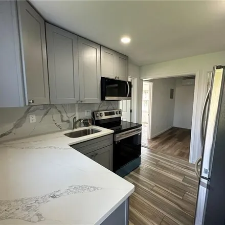 Image 1 - 68 Massachusetts Avenue, Rockland Lake, Congers, NY 10920, USA - Apartment for rent