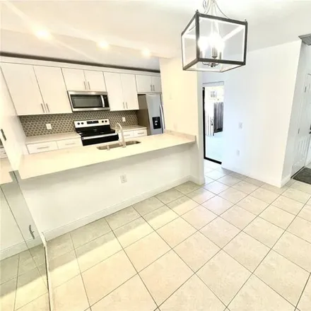 Image 7 - 2400 24th Way, West Palm Beach, FL 33407, USA - Townhouse for sale