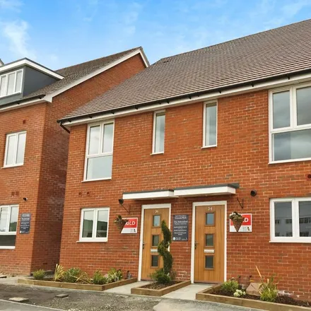 Rent this 2 bed townhouse on 5 Church Path in East Cowes, PO32 6RL