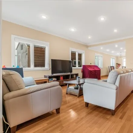 Image 3 - 54-09 252nd Street, New York, NY 11362, USA - House for sale