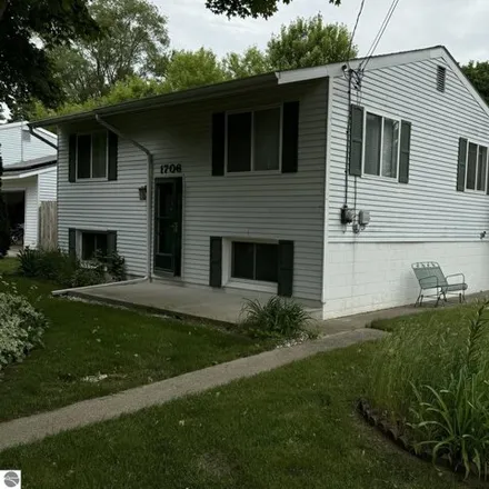 Buy this 3 bed house on 1706 Elm St in Mount Pleasant, Michigan