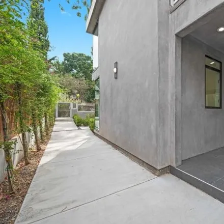 Image 2 - 1685 Golden Gate Avenue, Los Angeles, CA 90026, USA - House for rent