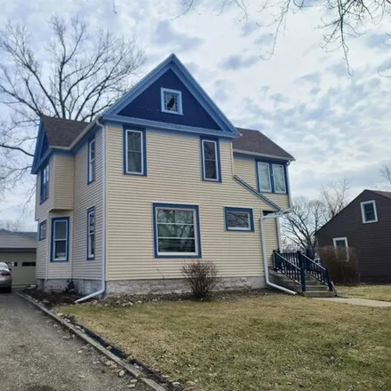 Buy this 4 bed house on 824 High St in Grinnell, Iowa