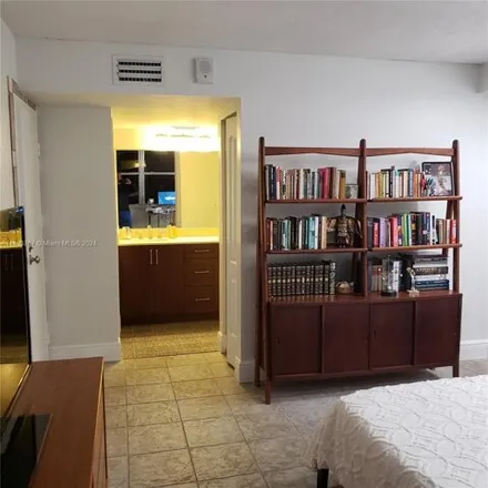 Image 7 - 16570 Northeast 26th Avenue, North Miami Beach, FL 33160, USA - Condo for sale