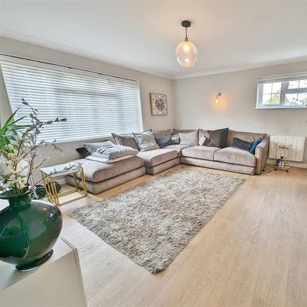 Image 2 - Foxwood Place, Leigh on Sea, SS9 3QJ, United Kingdom - Apartment for rent
