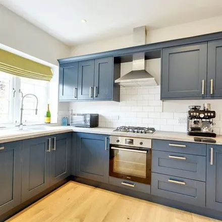 Rent this 3 bed townhouse on Totally Polished in 312 High Road, Nottingham