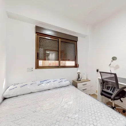 Rent this 4 bed room on Bar Bocatería París in Calle Arquitecto Ros, 64