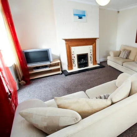 Rent this 5 bed duplex on 16 The Turnways in Leeds, LS6 3DT