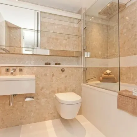 Rent this 3 bed apartment on St. Alphage Highwalk in Barbican, London