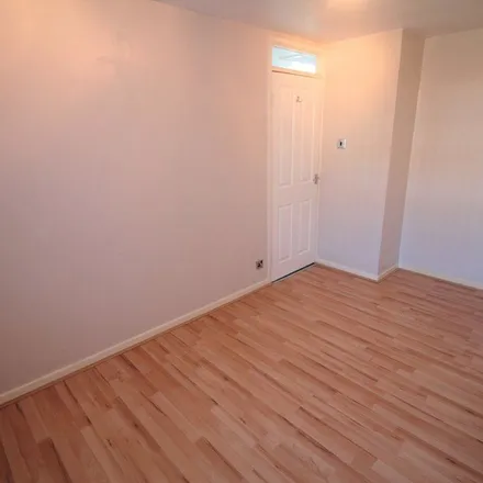 Rent this 3 bed apartment on Burger King in Grove Road, London