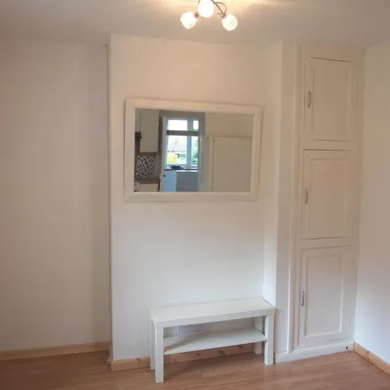 Image 4 - Highwood Crescent, High Wycombe, HP12 4NA, United Kingdom - Apartment for rent