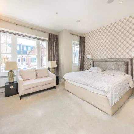 Rent this 5 bed apartment on Stokenchurch Street in London, SW6 3TS