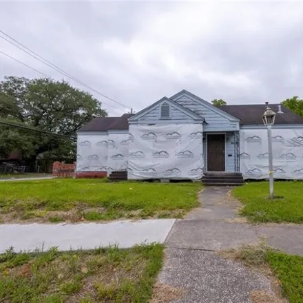 Buy this 2 bed house on 981 Schweikhardt Street in Houston, TX 77020