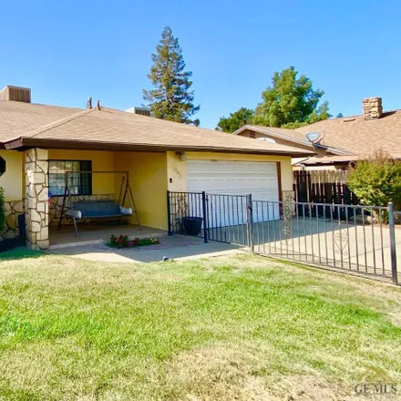 Buy this 3 bed house on 559 North Wellington Place in Porterville, CA 93257