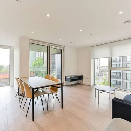 Rent this 3 bed apartment on The Broadway in London, CR0 4QR