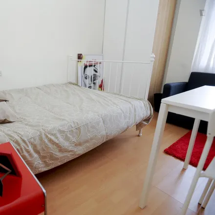 Rent this 5 bed room on Carrer de Dénia in 73, 46006 Valencia