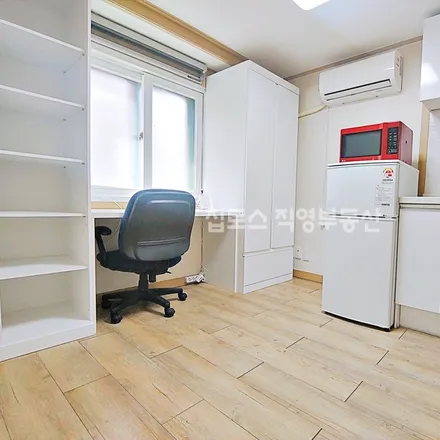 Rent this studio apartment on 서울특별시 관악구 신림동 103-276