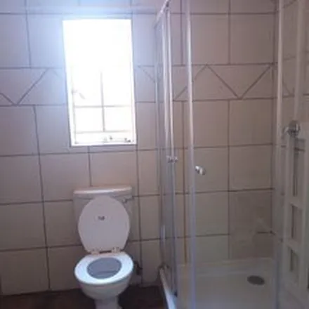 Rent this 2 bed apartment on Rooihartbees Avenue in Theresapark, Pretoria