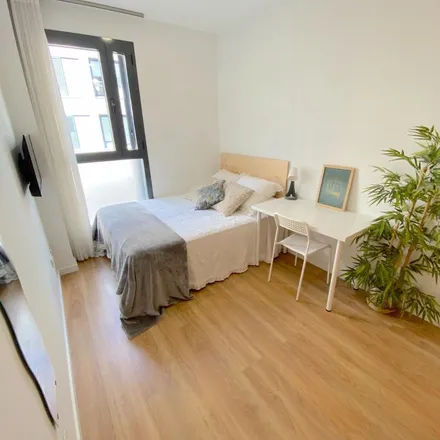 Rent this 5 bed apartment on Avenida de Miraflores in 59, 41008 Seville