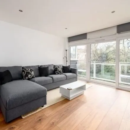 Rent this 3 bed apartment on Pinewood Court in Clarence Avenue, London