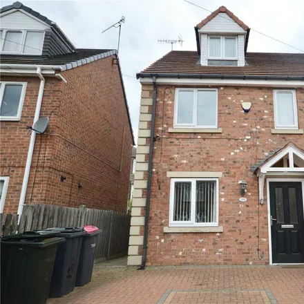 Rent this 3 bed duplex on Clough Street in Rawmarsh, S61 1RJ