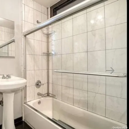 Image 6 - 1523 Bayview Avenue, New York, NY 10465, USA - House for sale