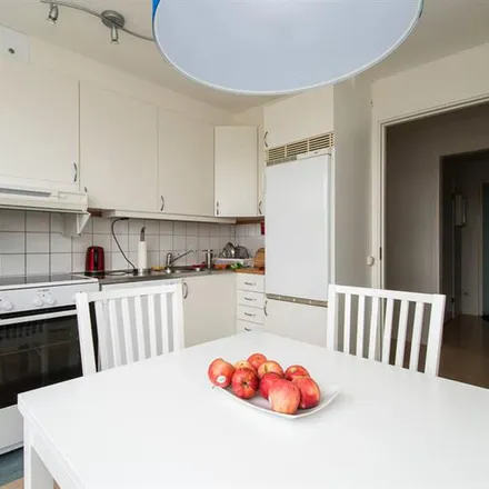 Rent this 3 bed apartment on S:t Petrus Syrisk-Ortodoxa Kyrka in Hallonbergsplan 2, 174 52 Sundbybergs kommun
