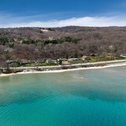 Image 1 - 8079 South West Bay Shore Drive, Greilickville, Elmwood Charter Township, MI 49684, USA - House for sale