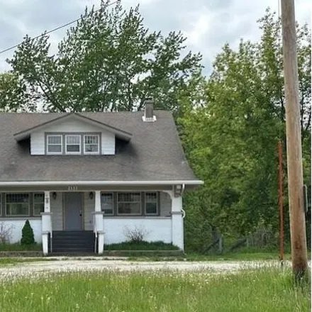 Buy this 5 bed house on 2111 North Court Street in Ottumwa, IA 52501