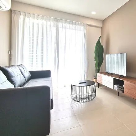 Rent this 3 bed condo on Singapore in Singapore Road, Gravesend NSW 2401