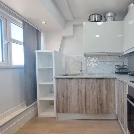 Image 3 - St Barnabas Road, London, CR4 2DW, United Kingdom - Apartment for rent