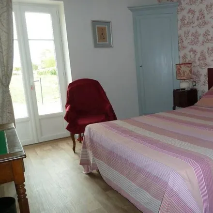 Rent this 3 bed townhouse on 03470 Monétay-sur-Loire