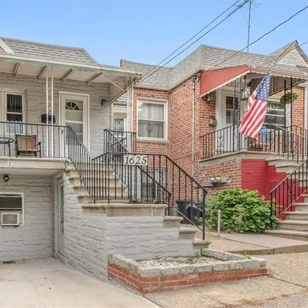 Buy this 4 bed townhouse on 1621 Tenbroeck Avenue in New York, NY 10461