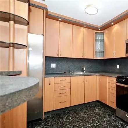 Image 6 - 3205 Emmons Avenue, New York, NY 11235, USA - Apartment for sale