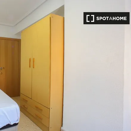 Rent this 5 bed room on Kutxabank in Plaça d'Hondures, 46022 Valencia