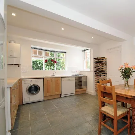 Image 3 - Midhurst Court, Haslemere Road, London, N8 9RB, United Kingdom - Apartment for rent
