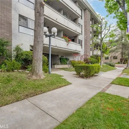Rent this 3 bed apartment on 10255 Riverside Drive in Los Angeles, CA 91602