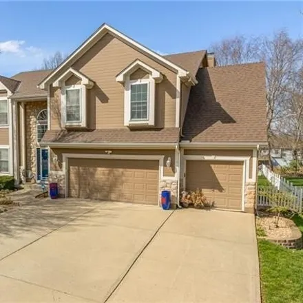 Image 2 - 605 Northeast Lamplighter Lane, Blue Springs, MO 64014, USA - House for sale