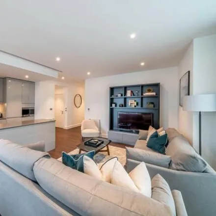 Rent this 3 bed room on Sirocco Tower in 32 Harbour Way, Canary Wharf