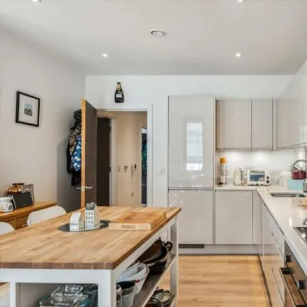 Image 4 - Sailors House, 16 Deauville Close, London, E14 0JT, United Kingdom - Apartment for sale