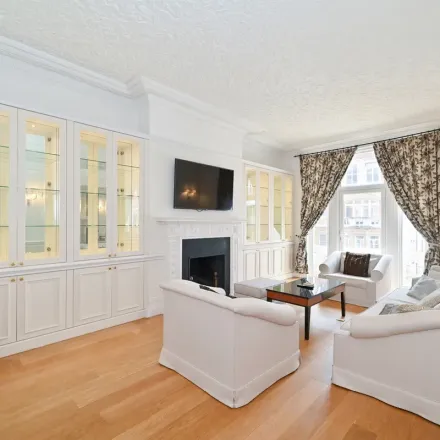 Image 2 - Wellington Court, 116 Knightsbridge, London, SW7 1DW, United Kingdom - Apartment for rent