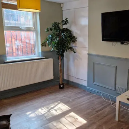 Rent this 5 bed townhouse on Delph Lane in Leeds, LS6 2HQ
