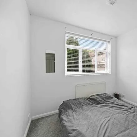 Image 6 - Gainsborough Road, London, RM8 2DS, United Kingdom - House for rent